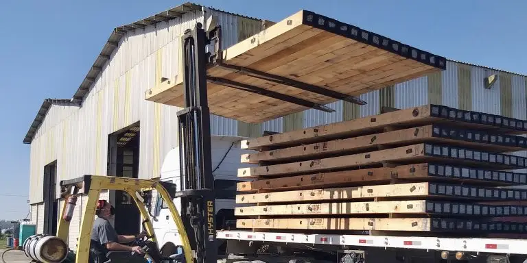 E7M6 Eucalyptus timber mats loading - a laminated mat replacement